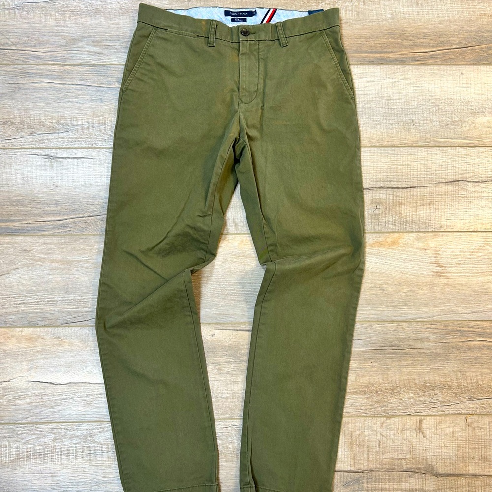 Tommy Hilfiger Men’s Slim Fit Chino Pants 33x32